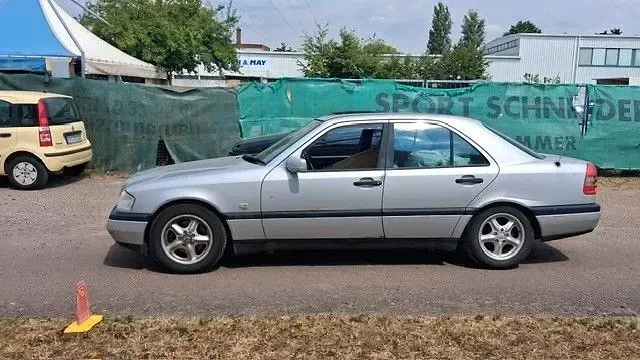Gebraucht Mercedes C180 122 PS (89 kW) 1996 Silber Limousine