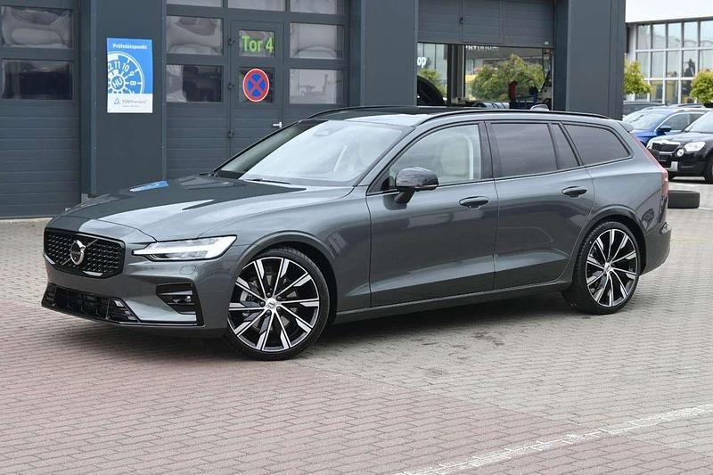 Grün Gebraucht 2025 Volvo V60 Ultra Kombi | 52.900 € - Bild 1/4