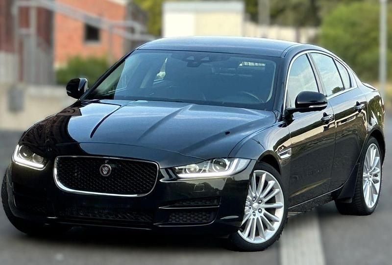 Schwarz Gebraucht 2015 Jaguar XE Portfolio Limousine | 14.410 € (Fairer Preis) - Bild 1/4