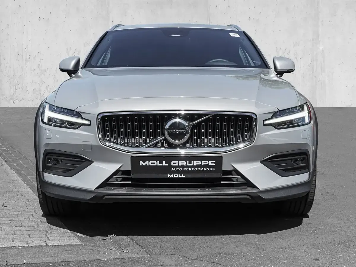 Gebraucht Volvo V60 CC Plus 197 PS (144 kW) 2024 Silver dawn / metallic Kombi