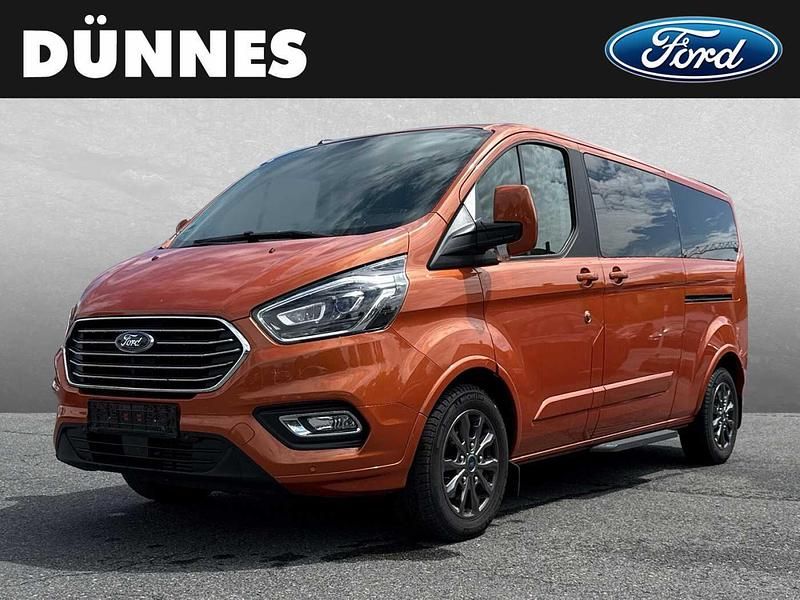 Orange (hokkaidoorange metallic) Gebraucht 2023 Ford Tourneo Custom Titanium X Limousine | 40.900 € (Fairer Preis) - Bild 1/4