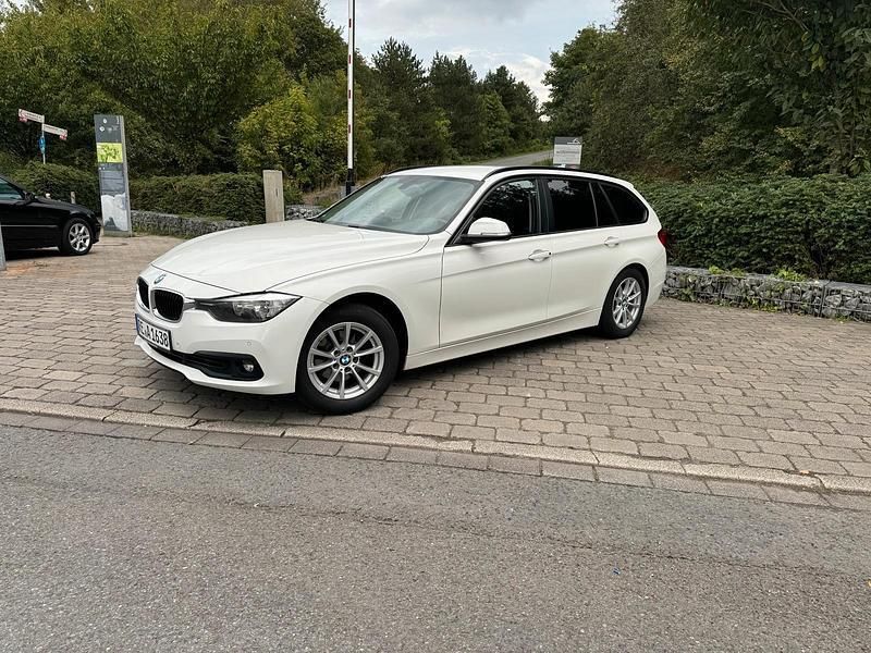 Weiß Gebraucht 2016 BMW 316 Advantage Kombi | 9.600 € (Teuer) - Bild 1/4