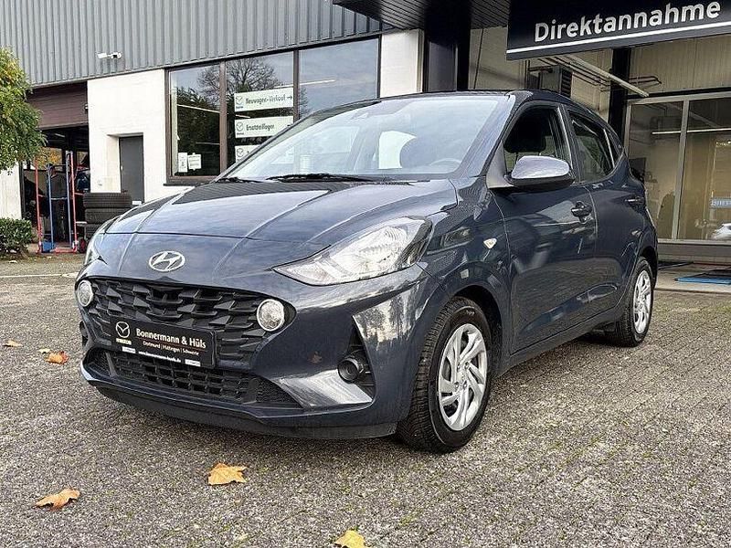 Grau Gebraucht 2023 Hyundai i10 Select Kleinwagen | 11.680 € (Fairer Preis) - Bild 1/4
