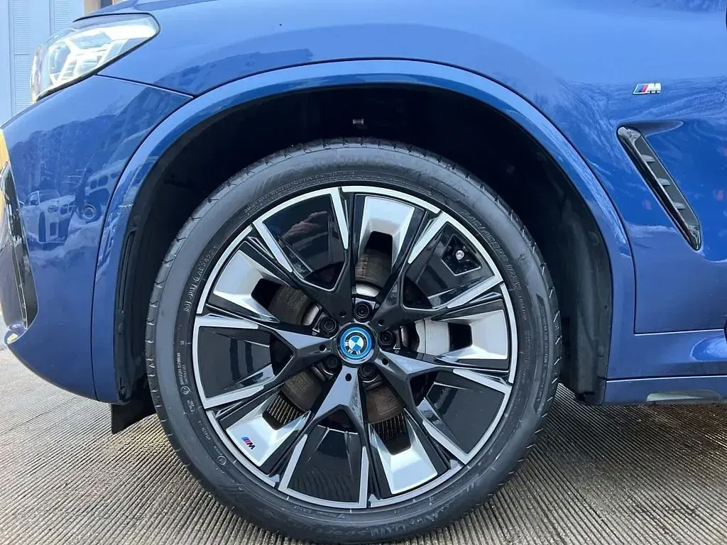 Używany BMW iX3 Impressive 210 kW (286 KM) 2023 Niebieski SUV