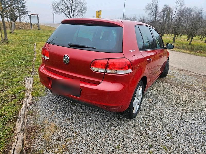 Gebraucht VW Golf 105 PS (77 kW) 2010 Rot Limousine