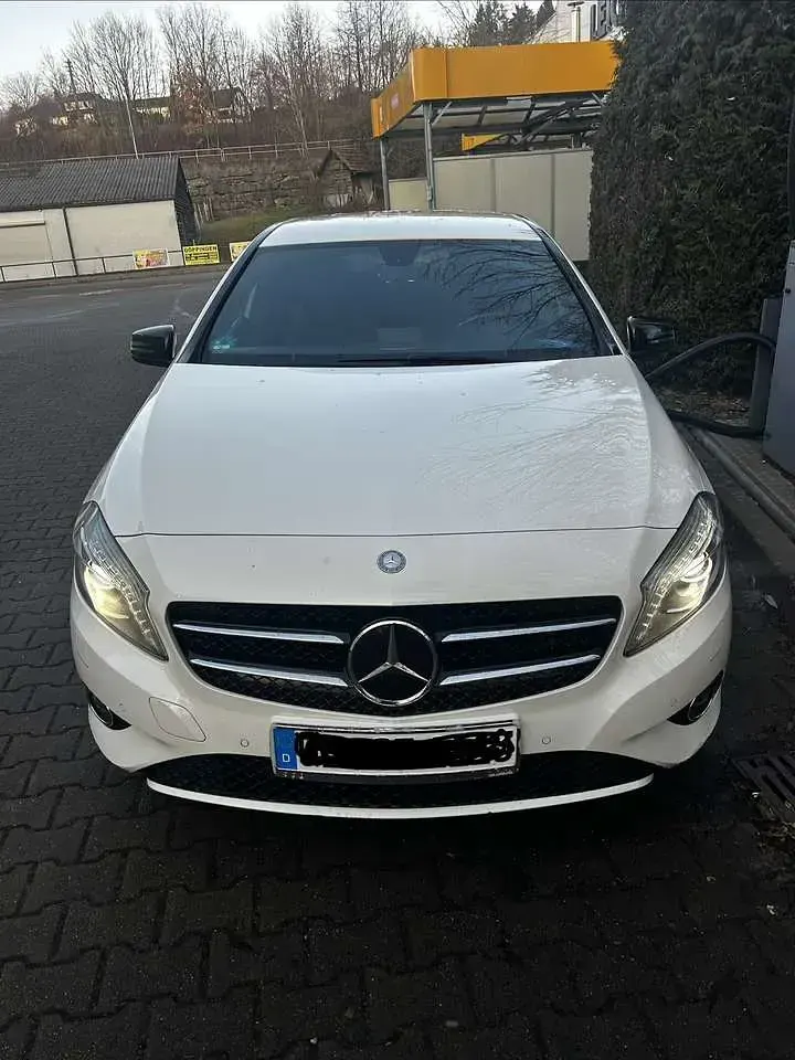 Gebraucht Mercedes A200 156 PS (114 kW) 2014 Weiß Kleinwagen