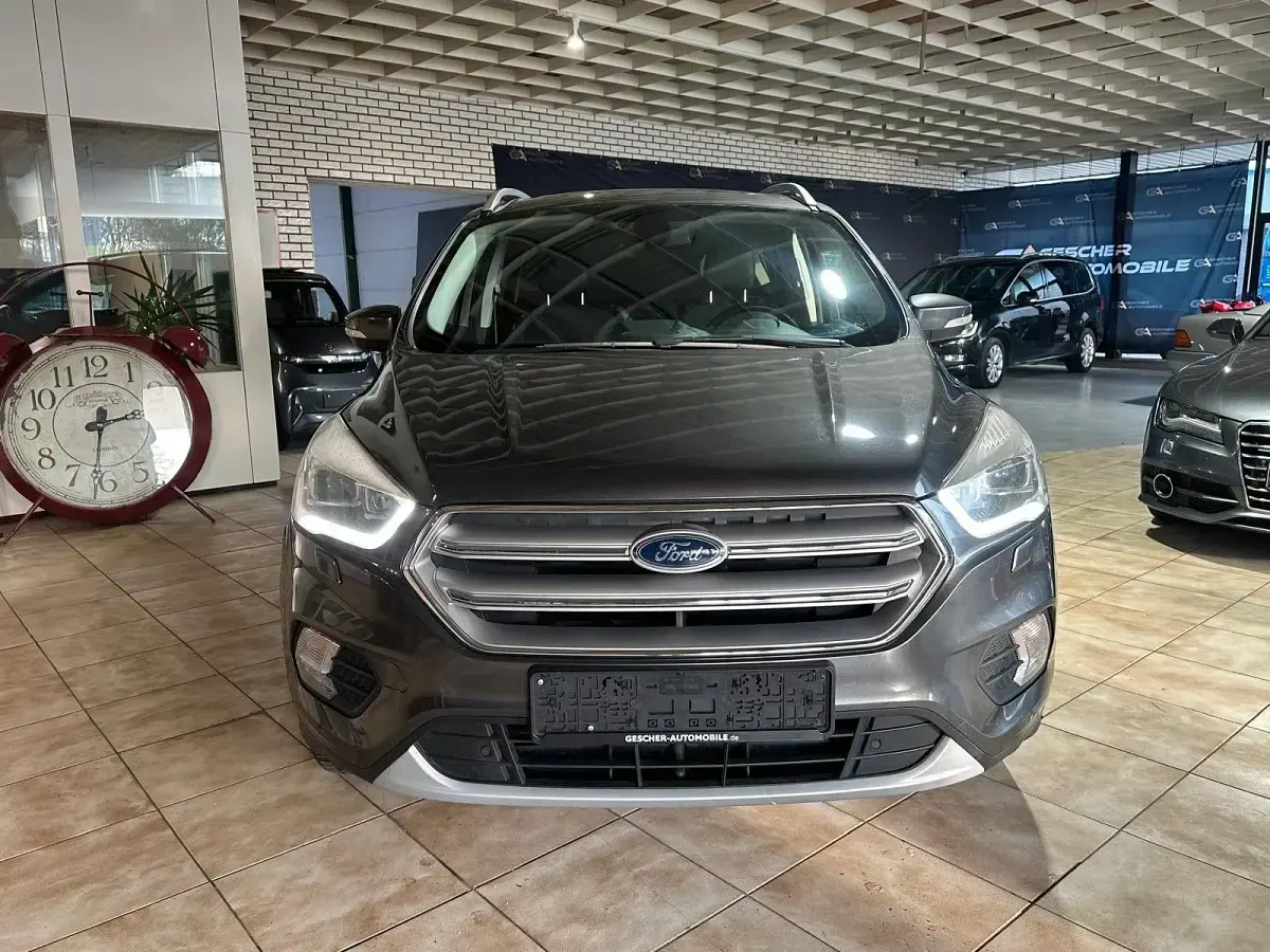 Gebraucht Ford Kuga Titanium 179 PS (131 kW) 2017 Grau SUV