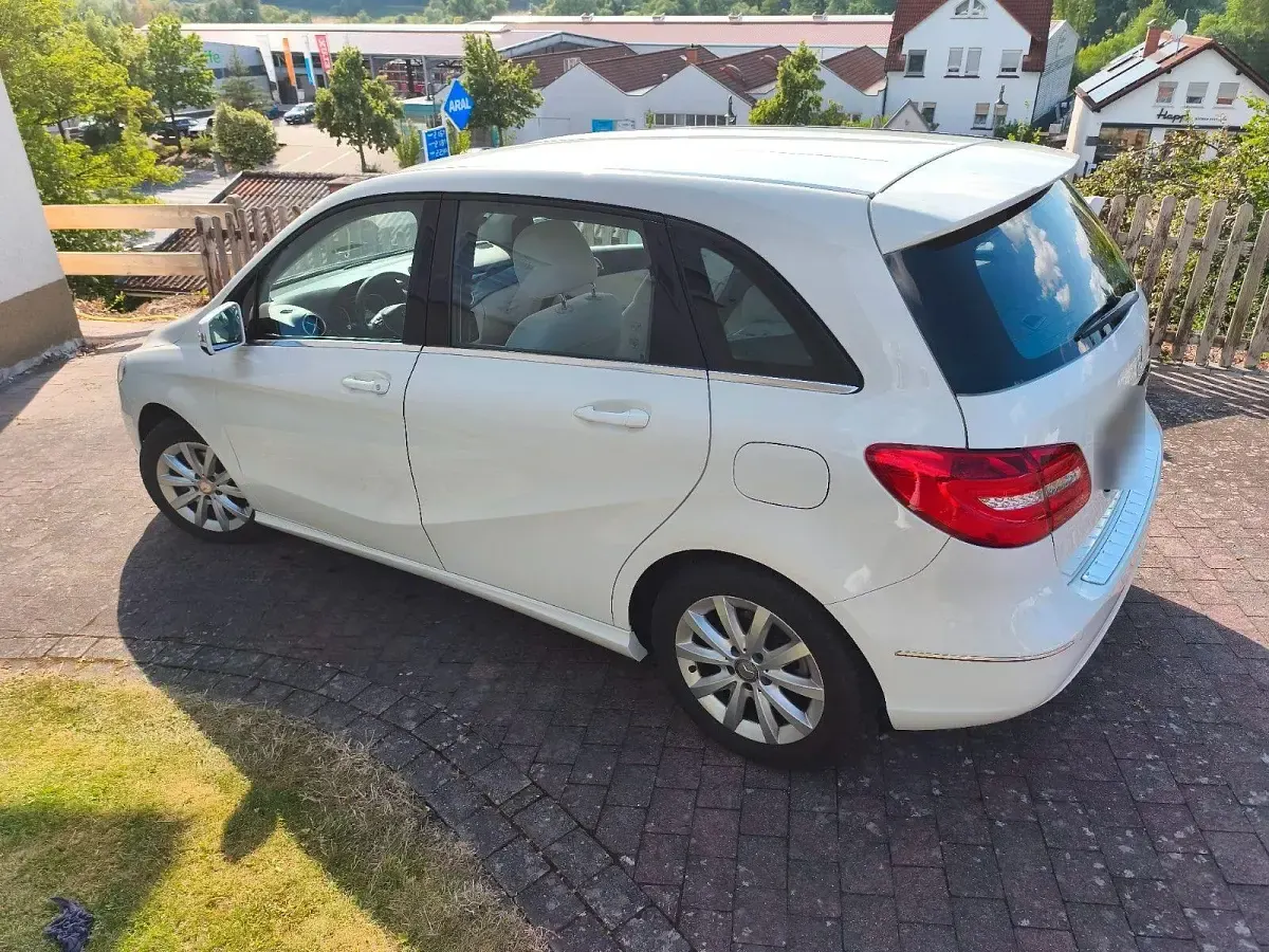 Gebraucht Mercedes B180 122 PS (89 kW) 2013 Weiß Kleinwagen