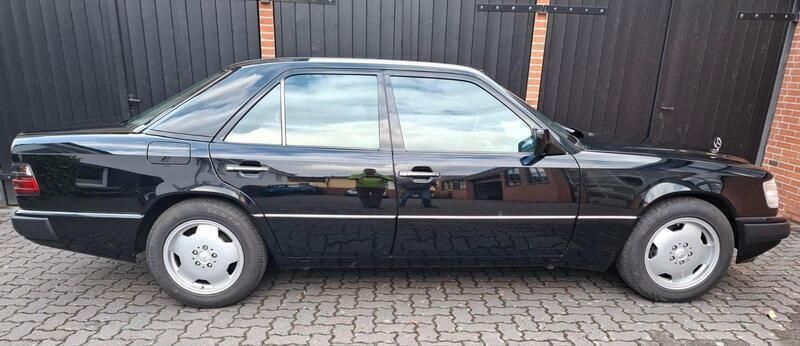 Gebraucht Mercedes E400 279 PS (205 kW) 1993 Schwarz Limousine