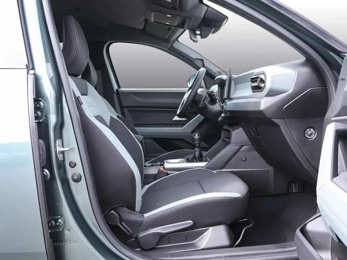 Neu Dacia Bigster Extreme 140 PS (102 kW) 2026 Zedergrün + dach schwarz SUV