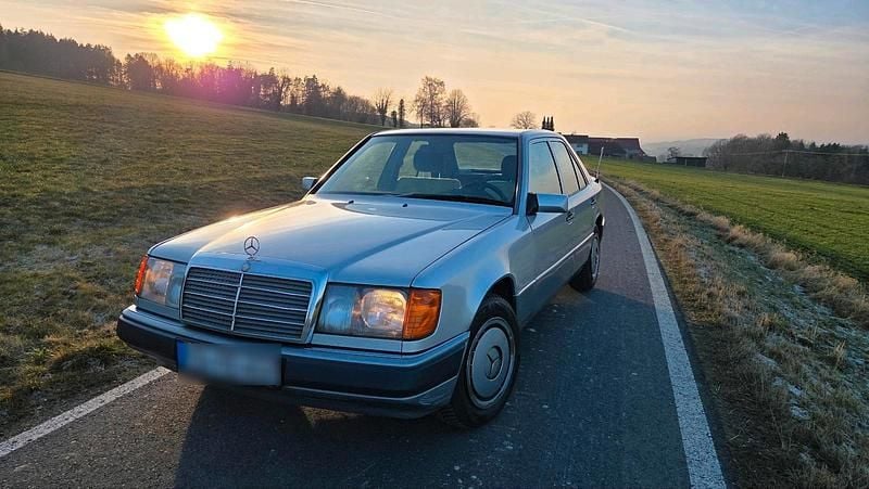 Gebraucht Mercedes E250 95 PS (69 kW) 1993 Silber Limousine