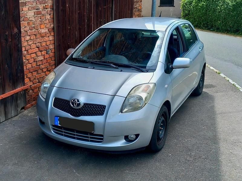 Silber Gebraucht 2009 Toyota Yaris Kleinwagen | 3.499 € (Guter Preis) - Bild 1/4