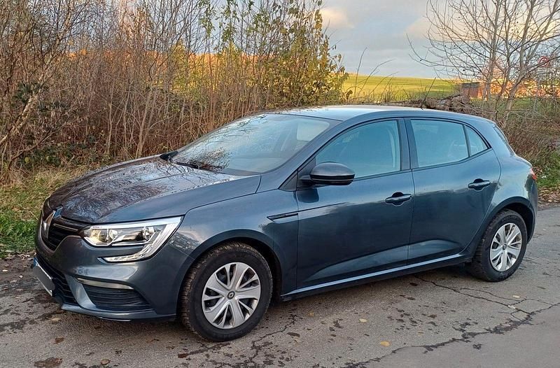 Grau Gebraucht 2018 Renault Mégane IV Life Limousine | 9.000 € (Guter Preis) - Bild 1/4