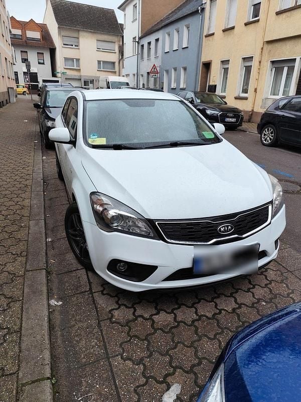 Gebraucht Kia Ceed 125 PS (91 kW) 2012 Weiß Kleinwagen