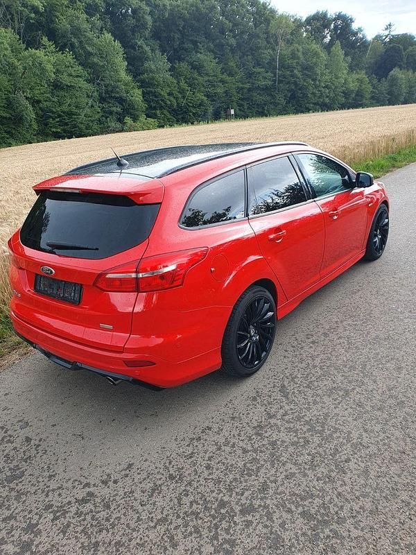 Rot Gebraucht 2018 Ford Focus ST-Line Kombi | 11.900 € (Guter Preis) - Bild 1/4