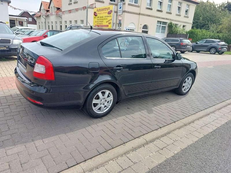 Schwarz Gebraucht 2009 Skoda Octavia Limousine | 4.999 € (Fairer Preis) - Bild 1/4