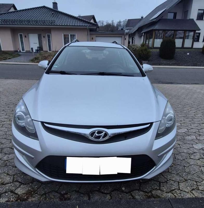 Silber Gebraucht 2011 Hyundai i30 Kombi | 2.500 € - Bild 1/4