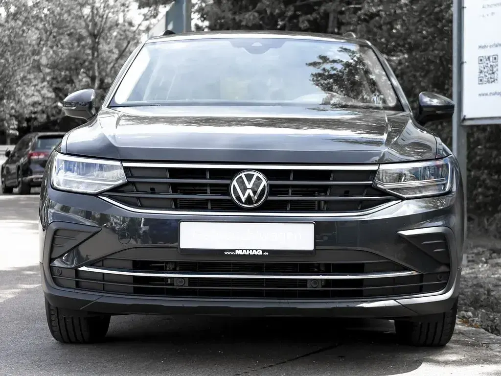Second-hand VW Tiguan Life 150 CP (110 kW) 2023 Gri SUV