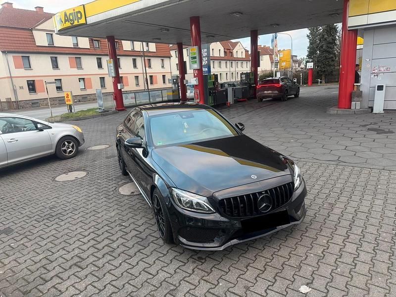 Schwarz Gebraucht 2018 Mercedes C250 AMG line Limousine | 24.500 € (Teuer) - Bild 1/4