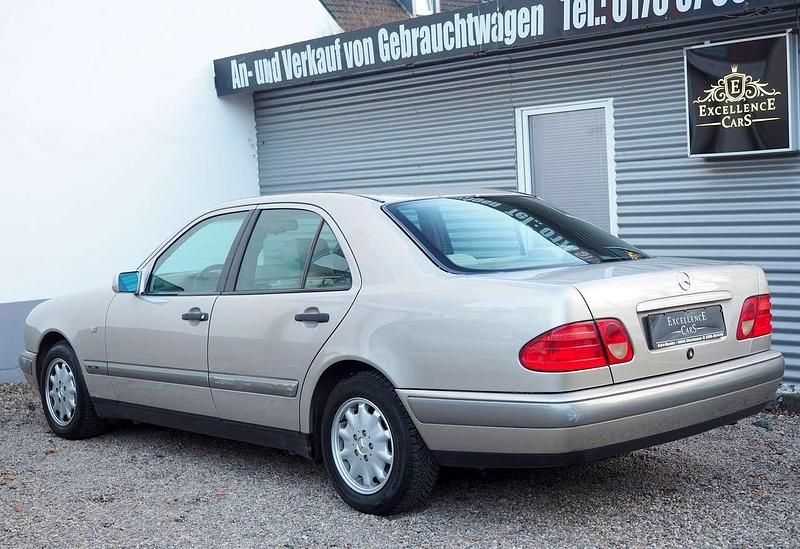 Gebraucht Mercedes E220 Classic 95 PS (69 kW) 1997 Beige Limousine