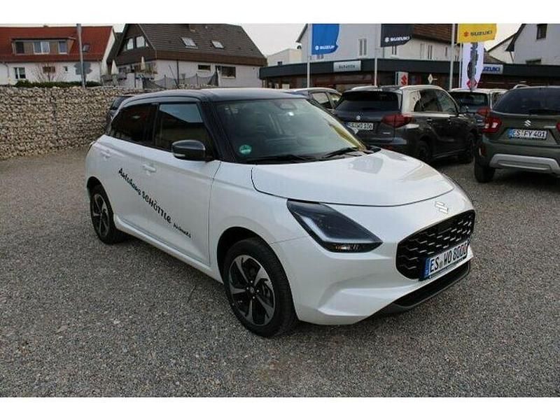 Weiss Gebraucht 2025 Suzuki Swift Comfort+ Kleinwagen | 21.916 € (Etwas zu teuer) - Bild 1/4