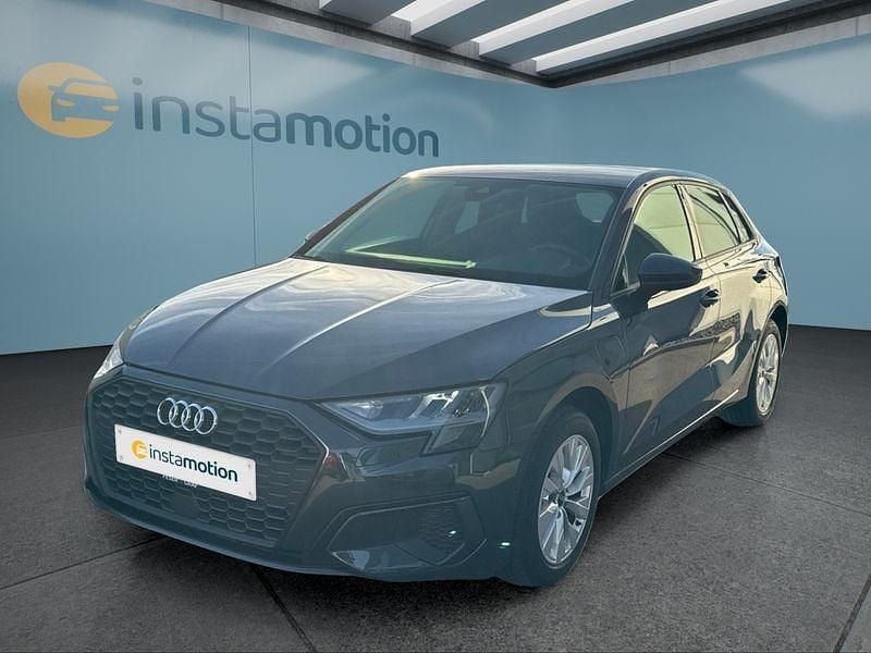 Grau Gebraucht 2022 Audi A3 Sportback e-tron Kleinwagen | 26.649 € (Fairer Preis) - Bild 1/4