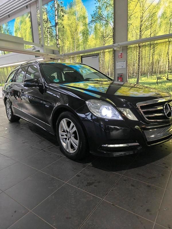 Gebraucht Mercedes E200 183 PS (134 kW) 2011 Schwarz Kombi