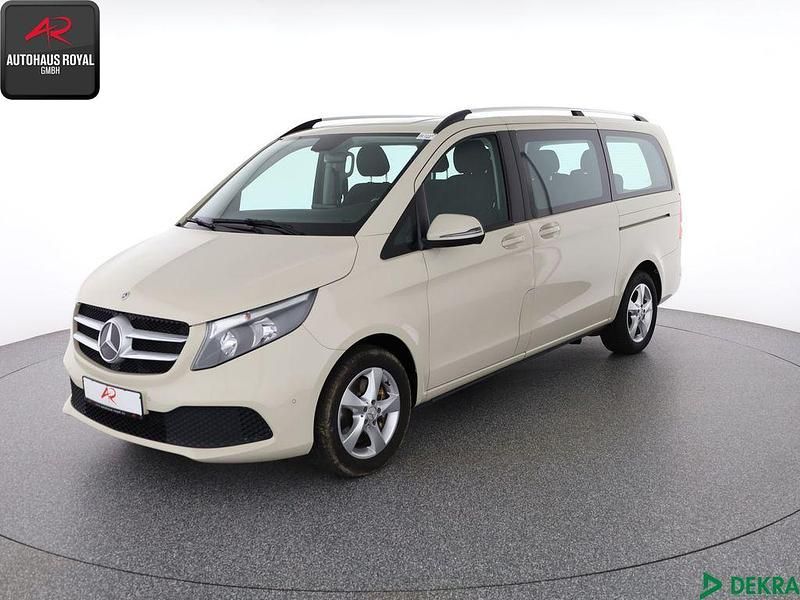 Kieselgrau Gebraucht 2022 Mercedes V300 Van / Kleinbus | 45.880 € (Superpreis) - Bild 1/4