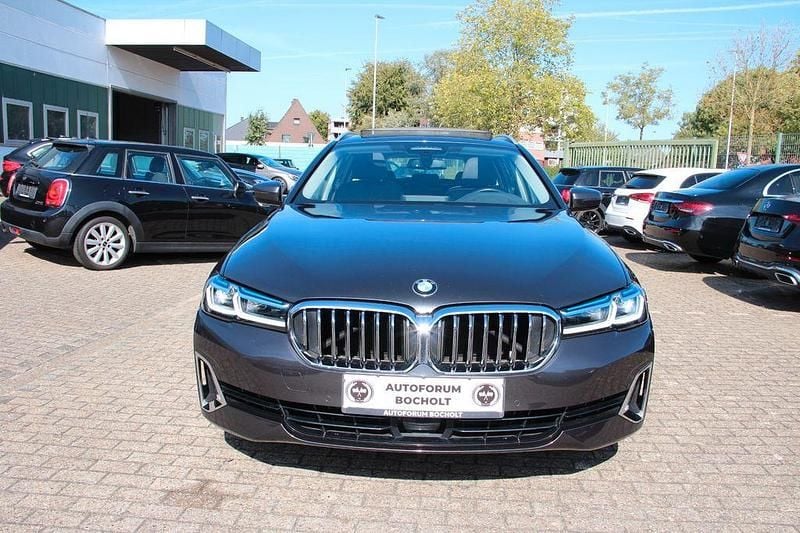 Grau Gebraucht 2021 BMW 520 Luxury Line Limousine | 29.100 € (Superpreis) - Bild 1/4