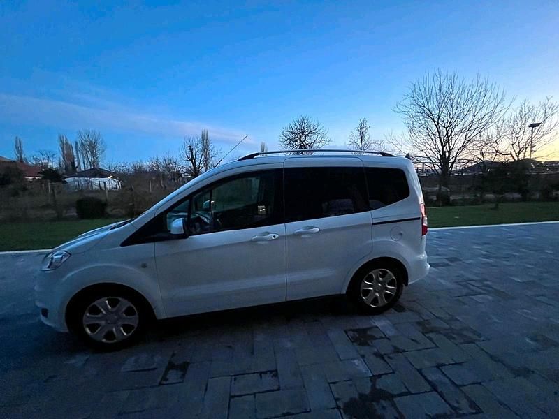 Gebraucht Ford Tourneo Courier 100 PS (73 kW) 2016 Weiß Van / Kleinbus