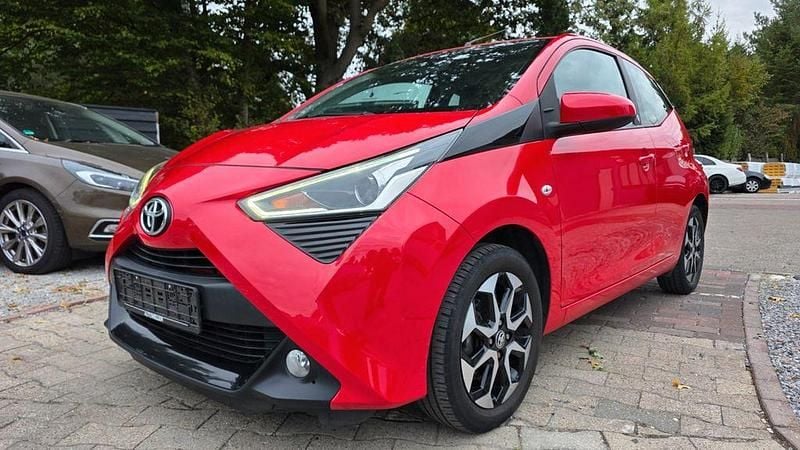 Rot Gebraucht 2020 Toyota Aygo X-play Kleinwagen | 11.499 € (Guter Preis) - Bild 1/4