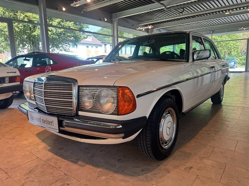 Weiß Gebraucht 1979 Mercedes 250 Limousine | 17.900 € - Bild 1/4
