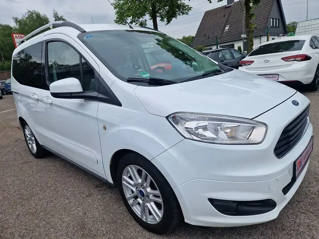 Gebraucht Ford Tourneo Courier Titanium 101 PS (74 kW) 2015 Weiß Van / Kleinbus