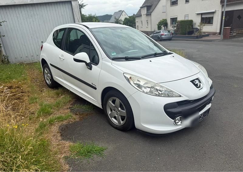 Weiß Gebraucht 2009 Peugeot 207 Urban Move Limousine | 2.590 € (Fairer Preis) - Bild 1/4