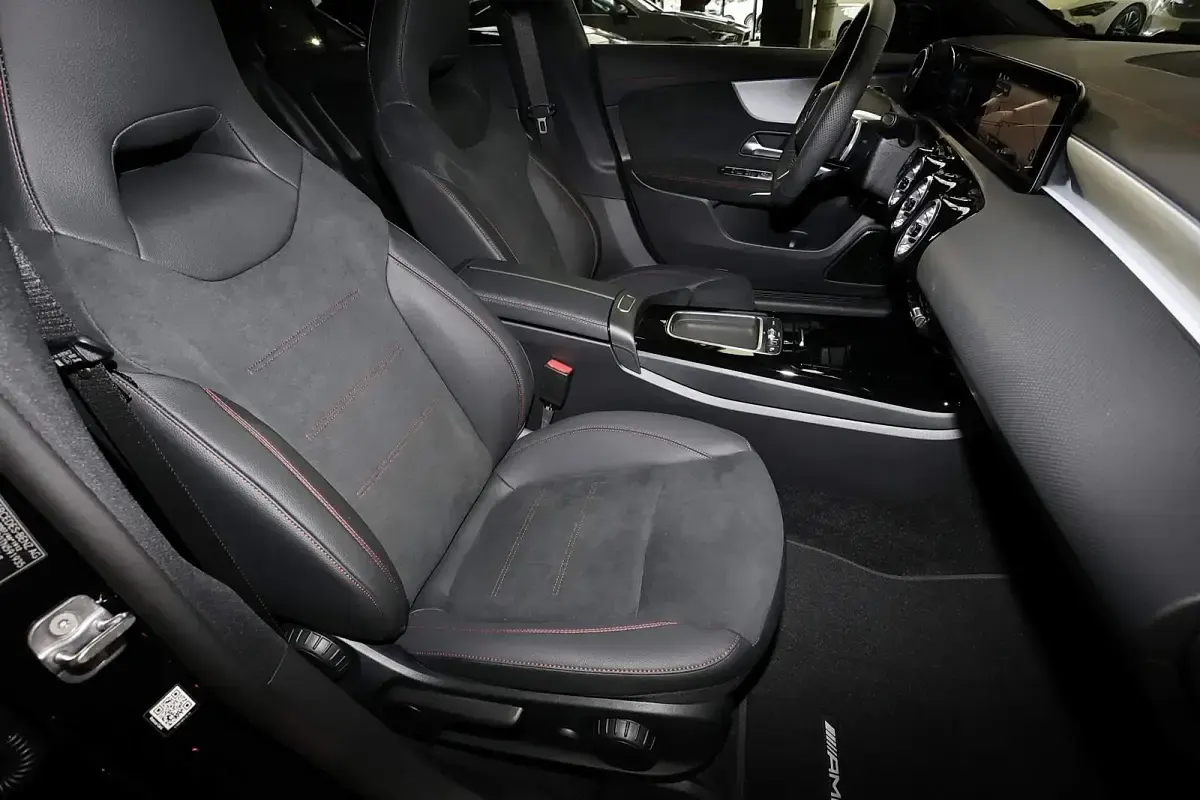 Gebraucht Mercedes CLA200 AMG 163 PS (119 kW) 2026 Metalliclack kosmosschwarz Coupé