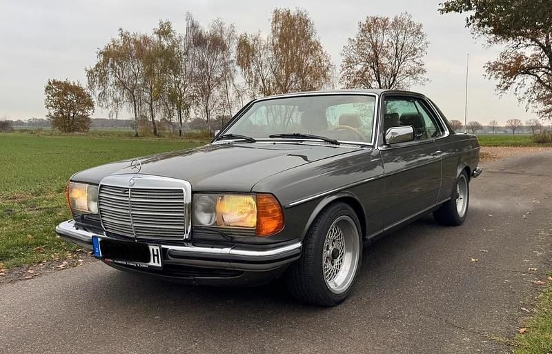 Gebraucht Mercedes 230 136 PS (100 kW) 1984 Grau Coupé