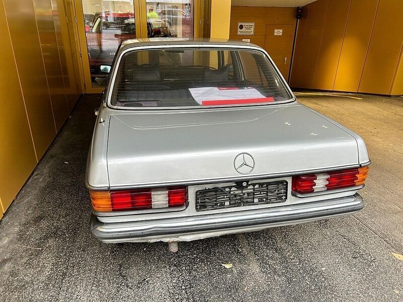 Gebraucht Mercedes 300 88 PS (64 kW) 1980 Silber Limousine