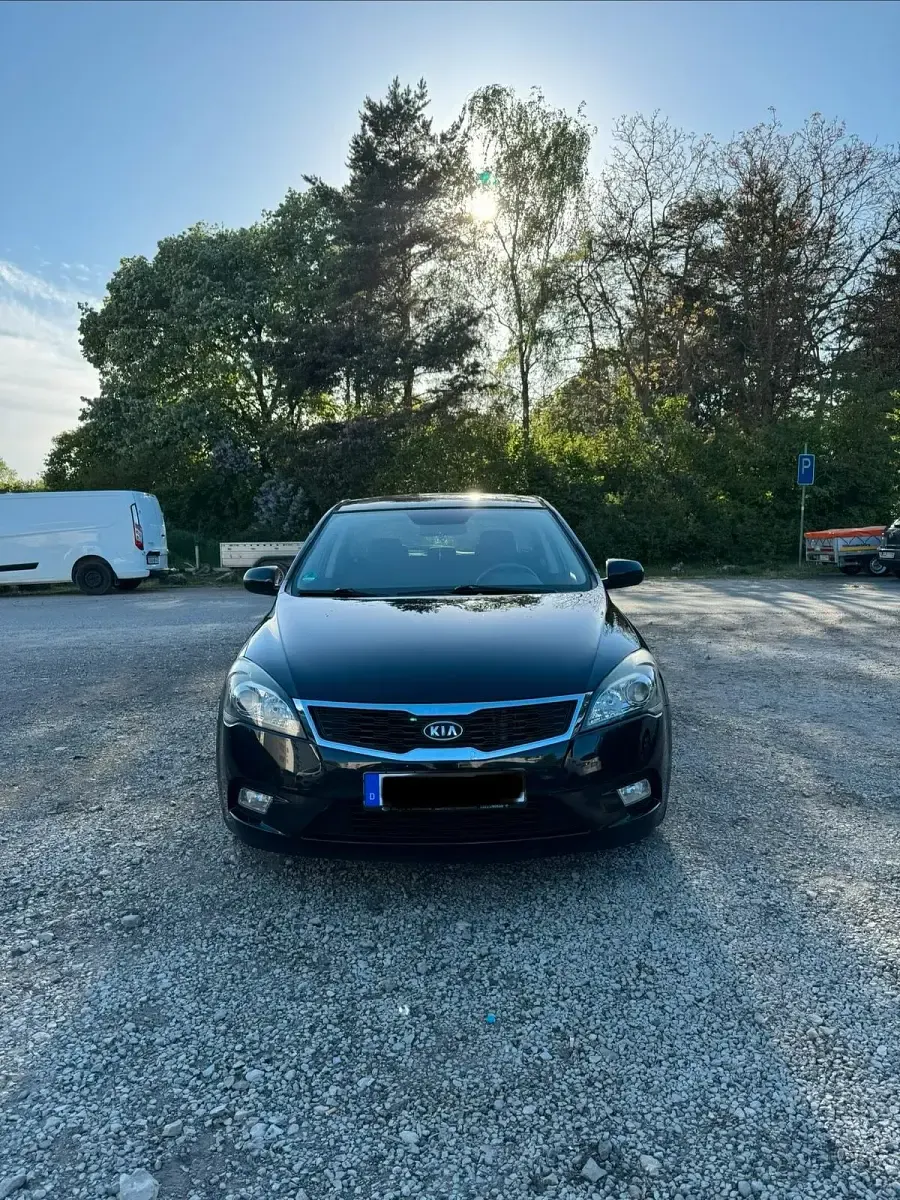 Używany Kia Ceed 140 KM (102 kW) 2011 Czarny Hatchback