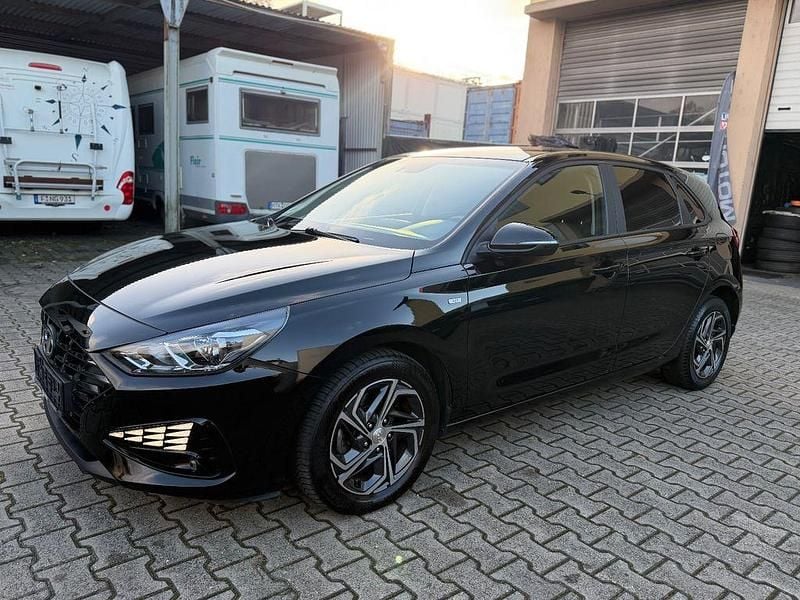 Schwarz Gebraucht 2021 Hyundai i30 Edition 30 Limousine | 13.990 € (Superpreis) - Bild 1/4