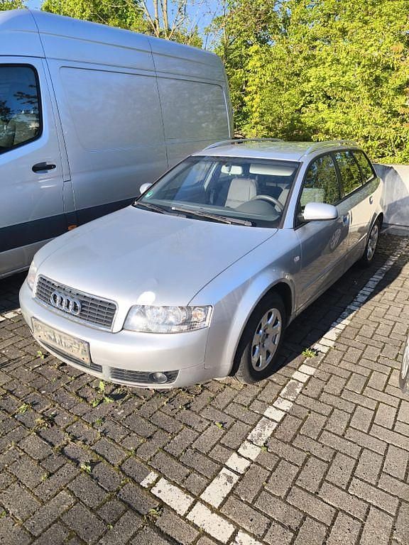 Silber Gebraucht 2004 Audi A4 Kombi | 750 € (Superpreis) - Bild 1/4