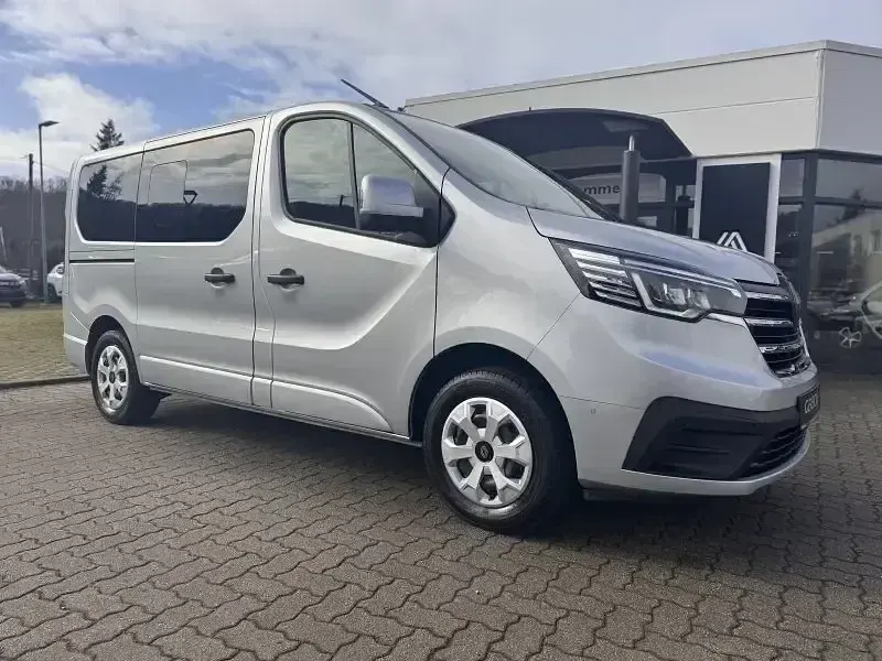 Usado Renault Trafic Evolution 150 HP (110 kW) 2024 Cinzento Monovolume