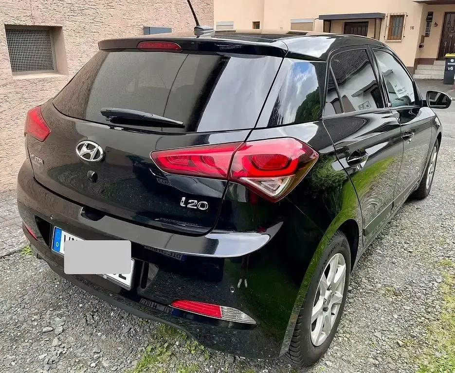 Gebraucht Hyundai i20 Passion 101 PS (74 kW) 2016 Schwarz Limousine