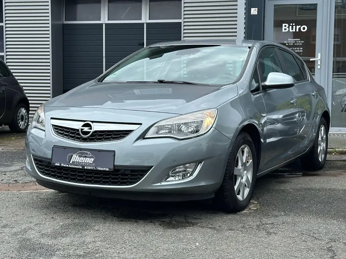 Gebraucht Opel Astra Edition 140 PS (102 kW) 2012 Silber Limousine