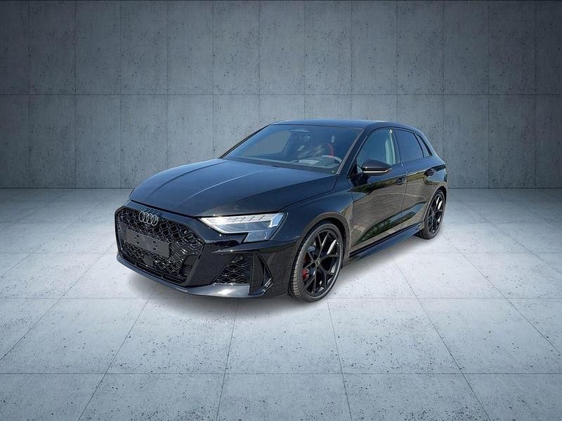 Mythosschwarz metallic Neu 2025 Audi RS3 Sportback Sport Kleinwagen | 68.870 € (Superpreis) - Bild 1/4