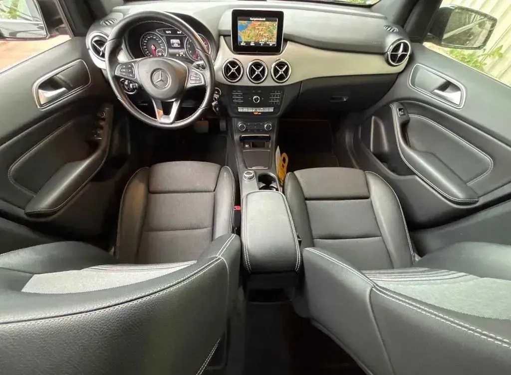 Gebraucht Mercedes B180 122 PS (89 kW) 2016 Kosmosschwarz Van / Kleinbus