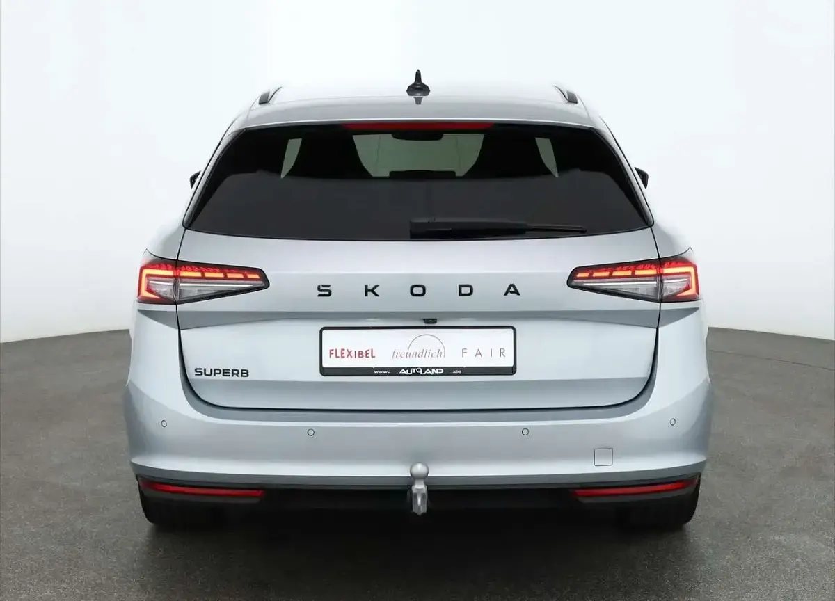 Neu Skoda Superb SportLine 150 PS (110 kW) 2025 Pebblesilvermet. Kombi
