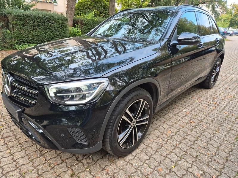 Schwarz/baltic black Gebraucht 2022 Mercedes GLC300 SUV | 26.954 € (Fairer Preis) - Bild 1/4
