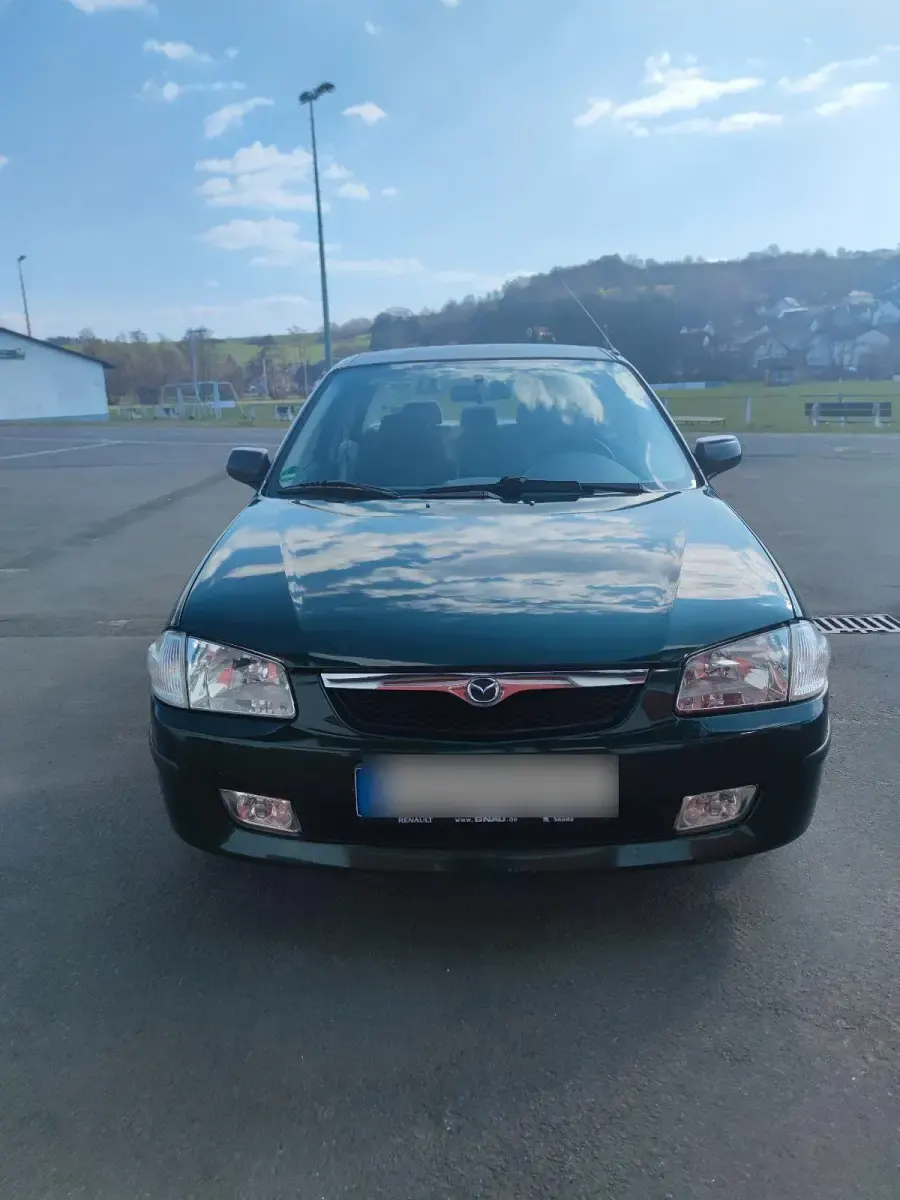 Usata Mazda 323 88 CV (64 kW) 1998 Verde Berlina