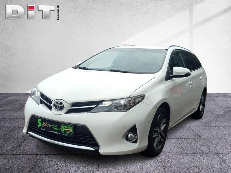 Schneeweiß Gebraucht 2015 Toyota Auris Kombi | 11.490 € (Fairer Preis) - Bild 1/4