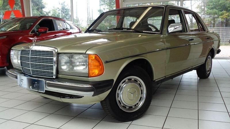 Silber Gebraucht 1983 Mercedes E230 Limousine | 12.650 € - Bild 1/4